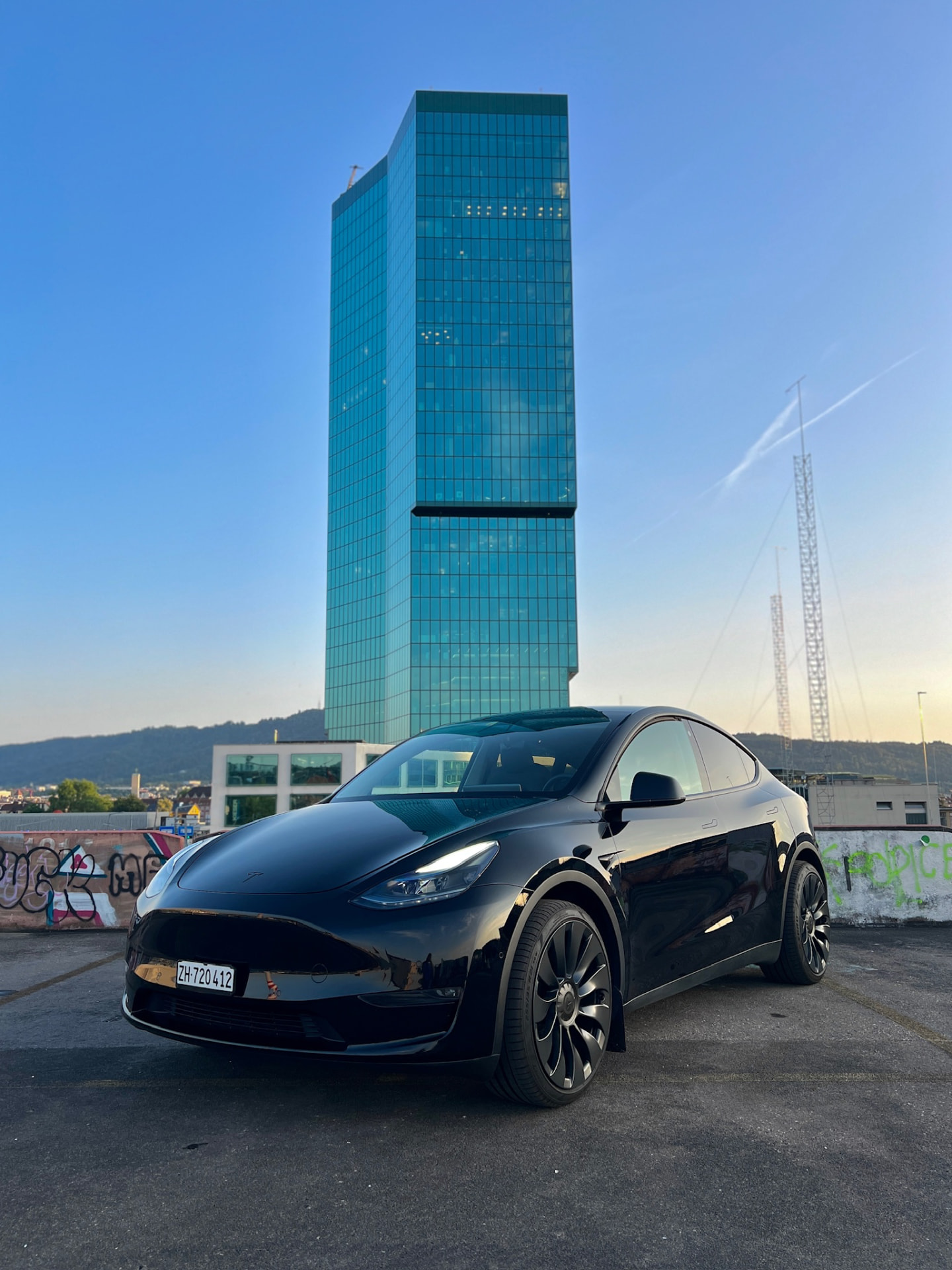 Schwarzer Tesla Model Y Long Range auf einem Parkdeck in Zürich